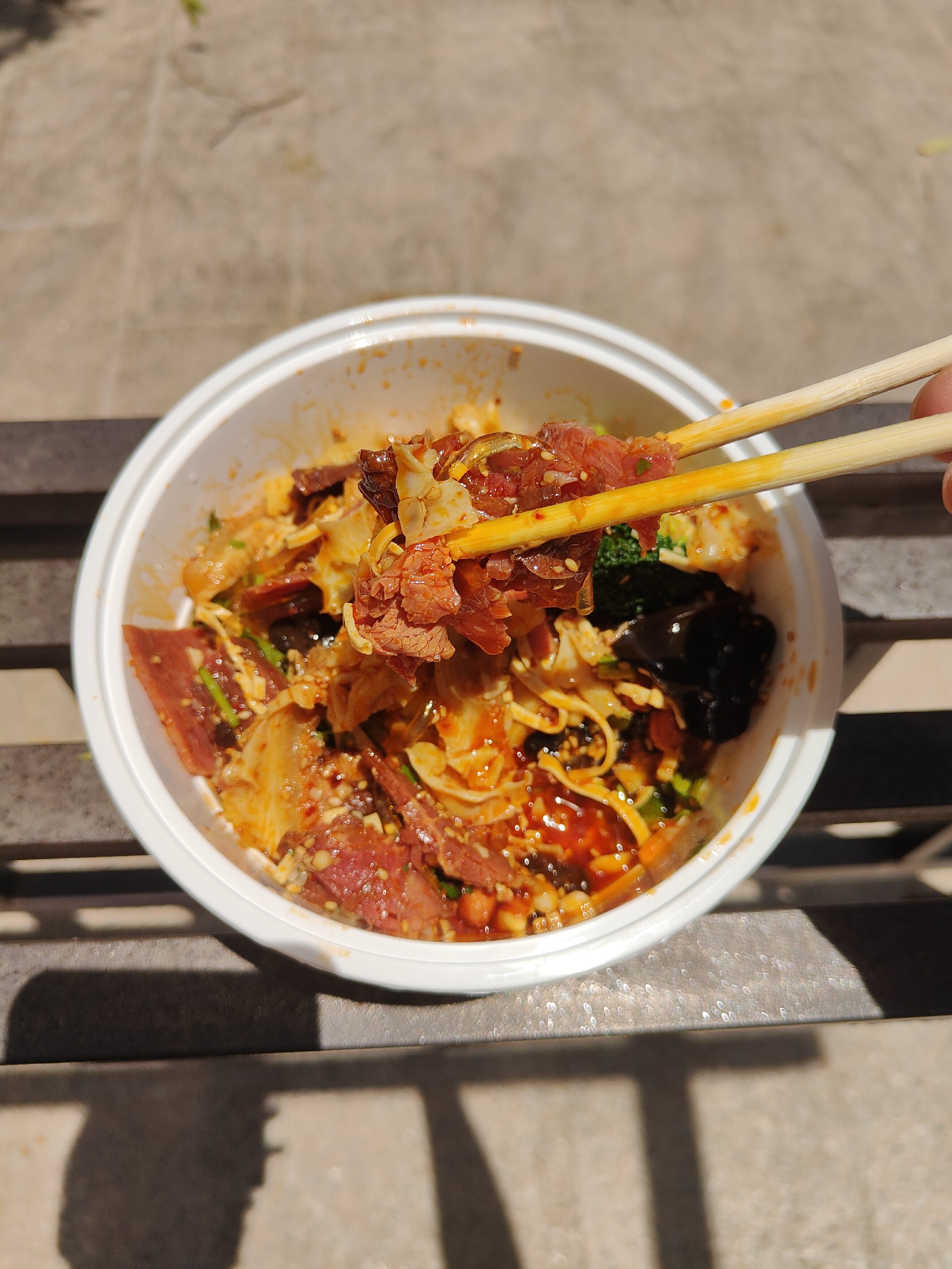 小区门口的蜀渝拌：一家小店，半个社区的人情味